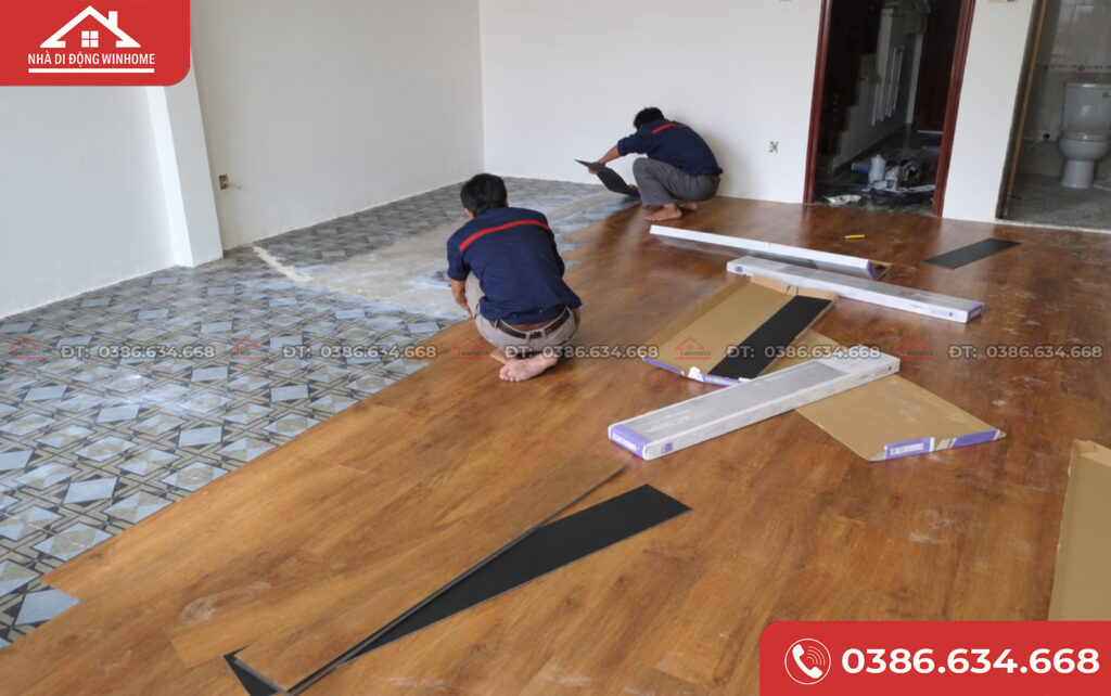 Nền nhà lắp ghép lát bằng ván sàn nhựa SPC kháng nước.