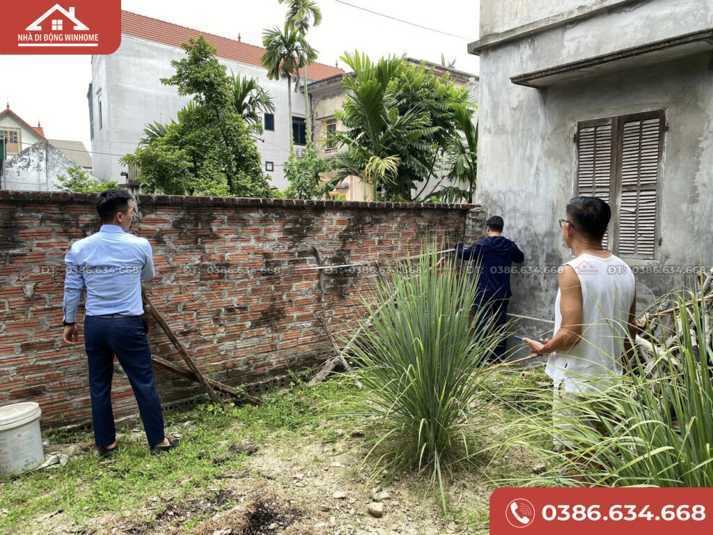 Kỹ sư tiến hành khảo sát làm móng cho dãy trọ nhà lắp ghép.